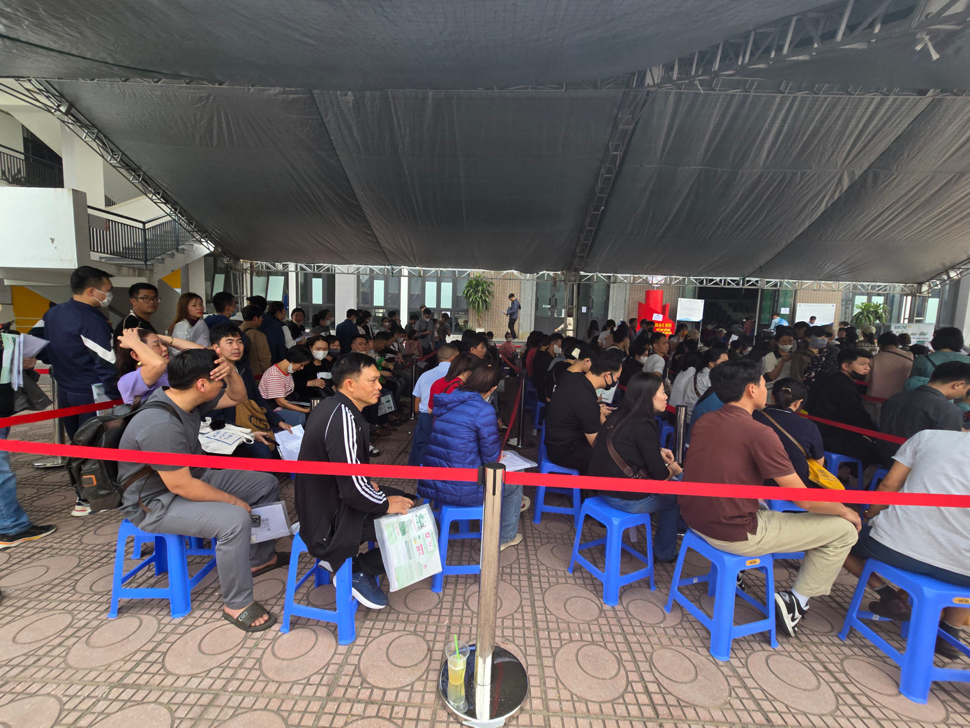 Công nhân xếp hàng xuyên đêm tìm giấc mơ 'an cư lạc nghiệp'- Ảnh 1.