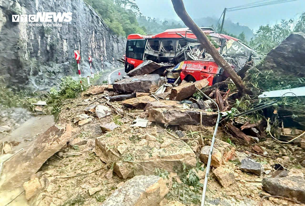 Nổ nìn phá điểm sạt lở mới gần nơi xe khách bị đè bẹp trên đèo Khánh Lê- Ảnh 8.