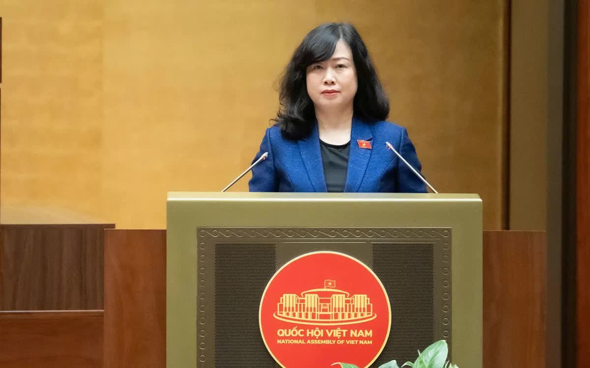 Bộ trưởng Bộ Y tế Đào Hồng Lan trình bày Tờ trình dự thảo Nghị quyết