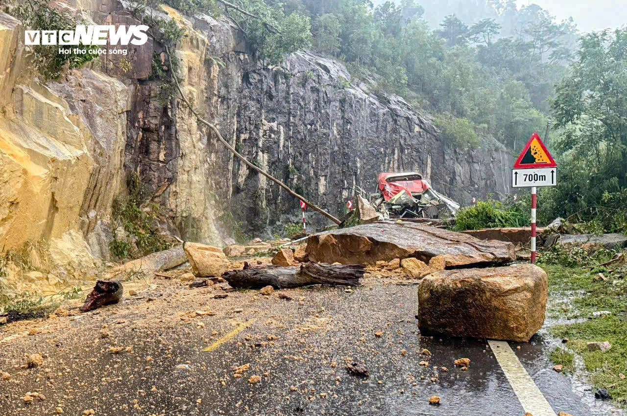 Nổ nìn phá điểm sạt lở mới gần nơi xe khách bị đè bẹp trên đèo Khánh Lê- Ảnh 7.