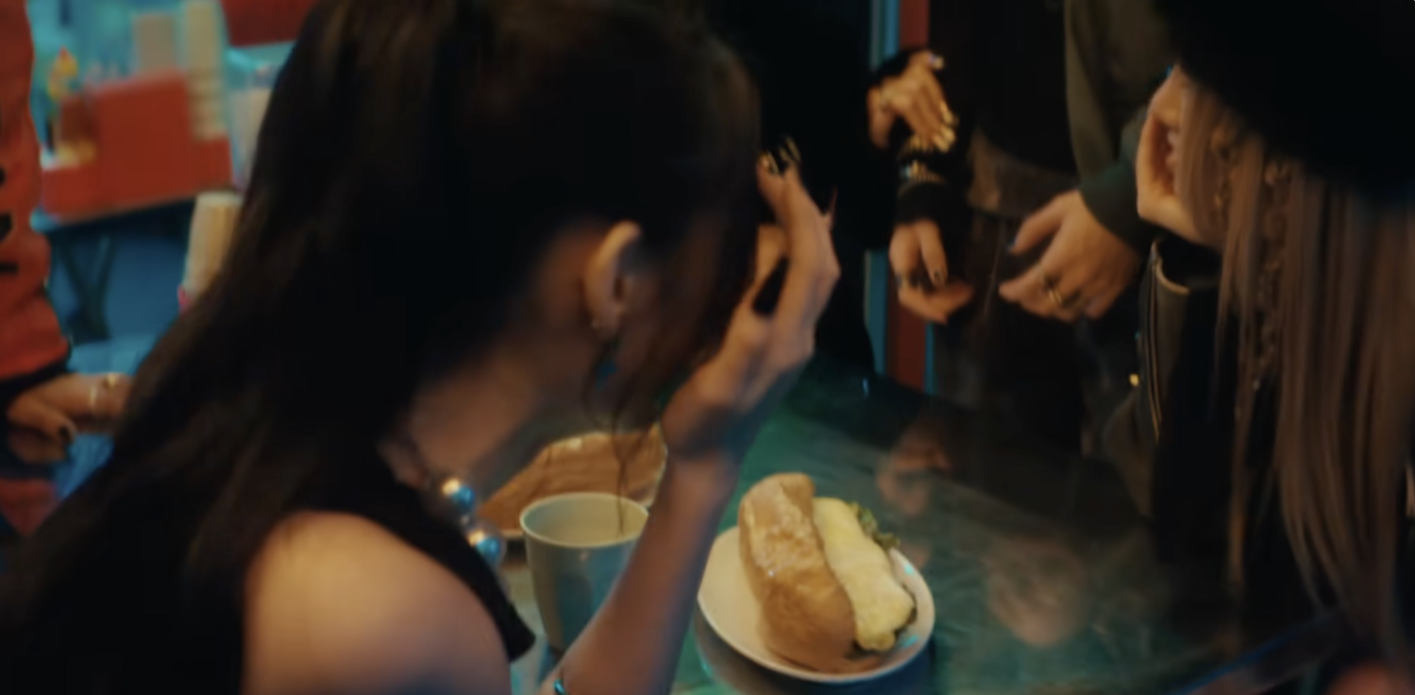 Bánh mì Việt lên MV của idol Kpop: Khung cảnh quán ăn khiến dân mạng vỗ tay rần rần- Ảnh 2.