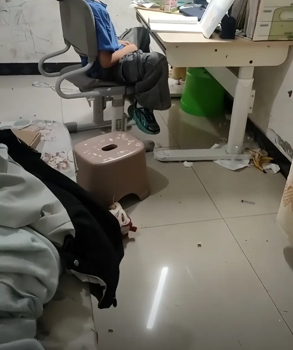 Đăng ảnh khoe con chăm học, mẹ sốc nặng khi bị cư dân mạng phán: "Sau này chỉ làm công nhân!"- Ảnh 2.