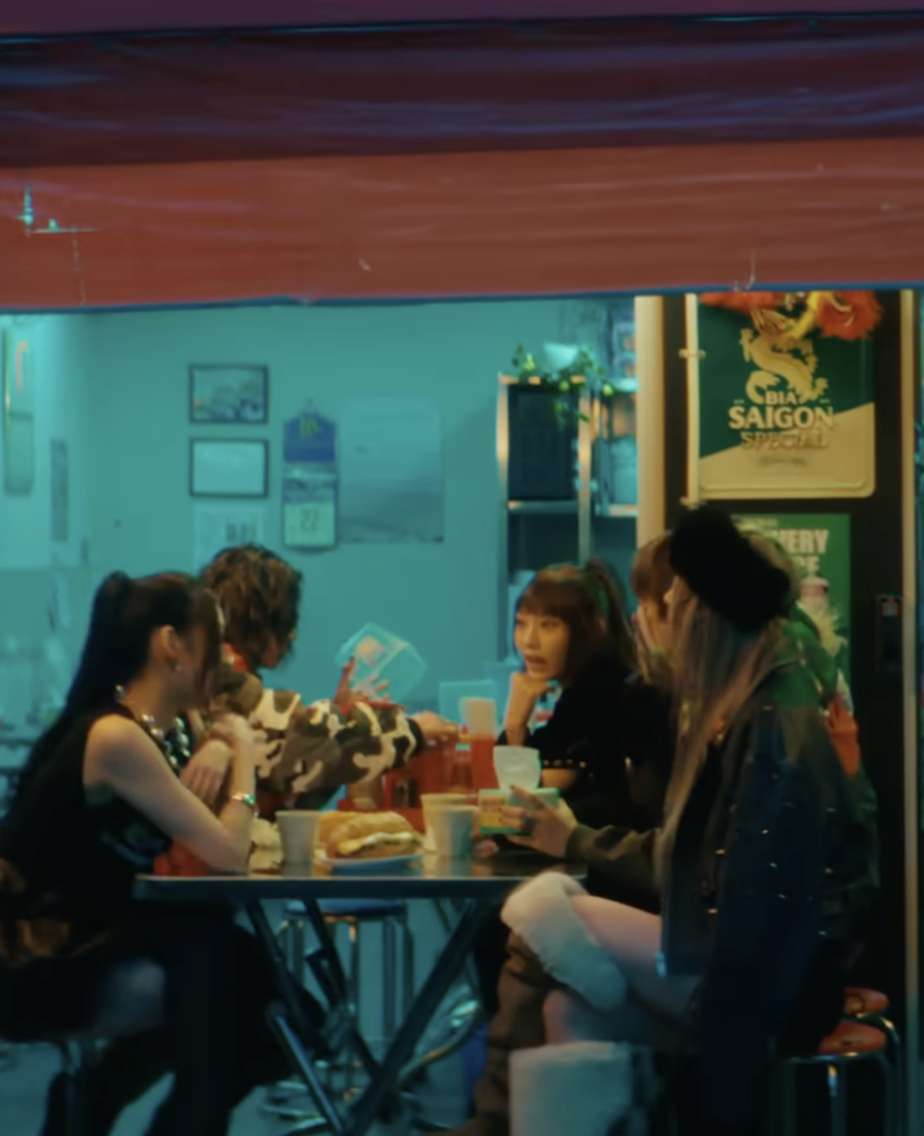 Bánh mì Việt lên MV của idol Kpop: Khung cảnh quán ăn khiến dân mạng vỗ tay rần rần- Ảnh 3.