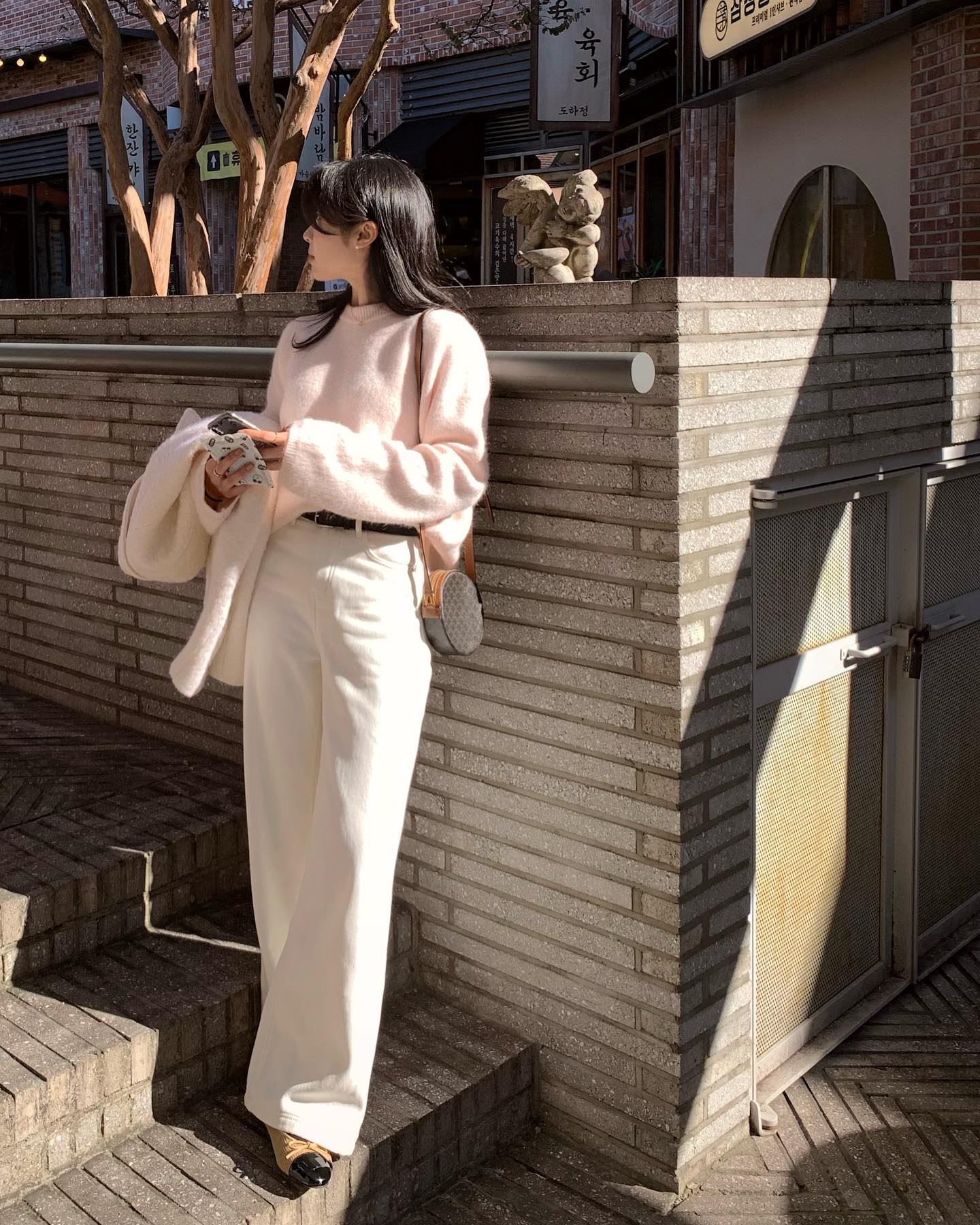 Áo len và quần ống rộng: Combo đơn giản nhất nhưng độ sành điệu là số 1 mùa đông này- Ảnh 1.