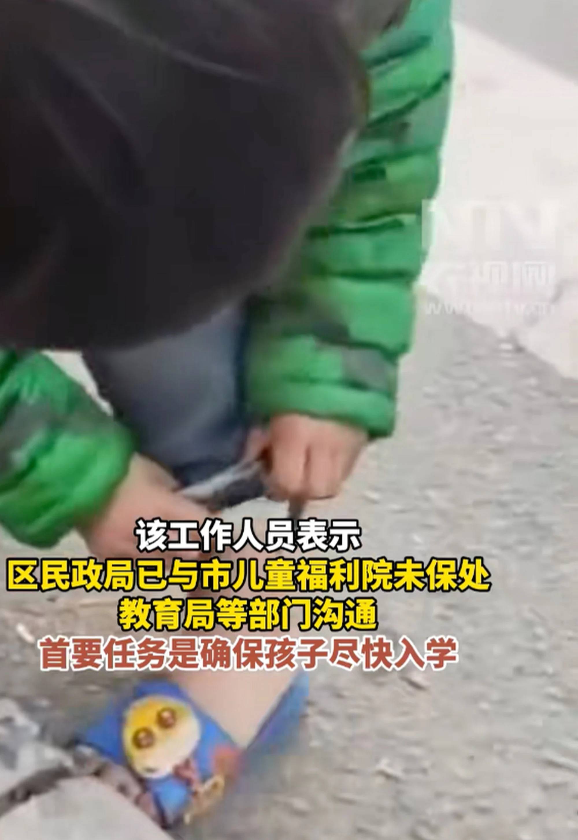 Bé gái Trung Quốc mang dép lê giữa trời lạnh 10 độ C, lom khom nhặt đồ ăn rơi giữa đường khiến dư luận xót xa- Ảnh 2.