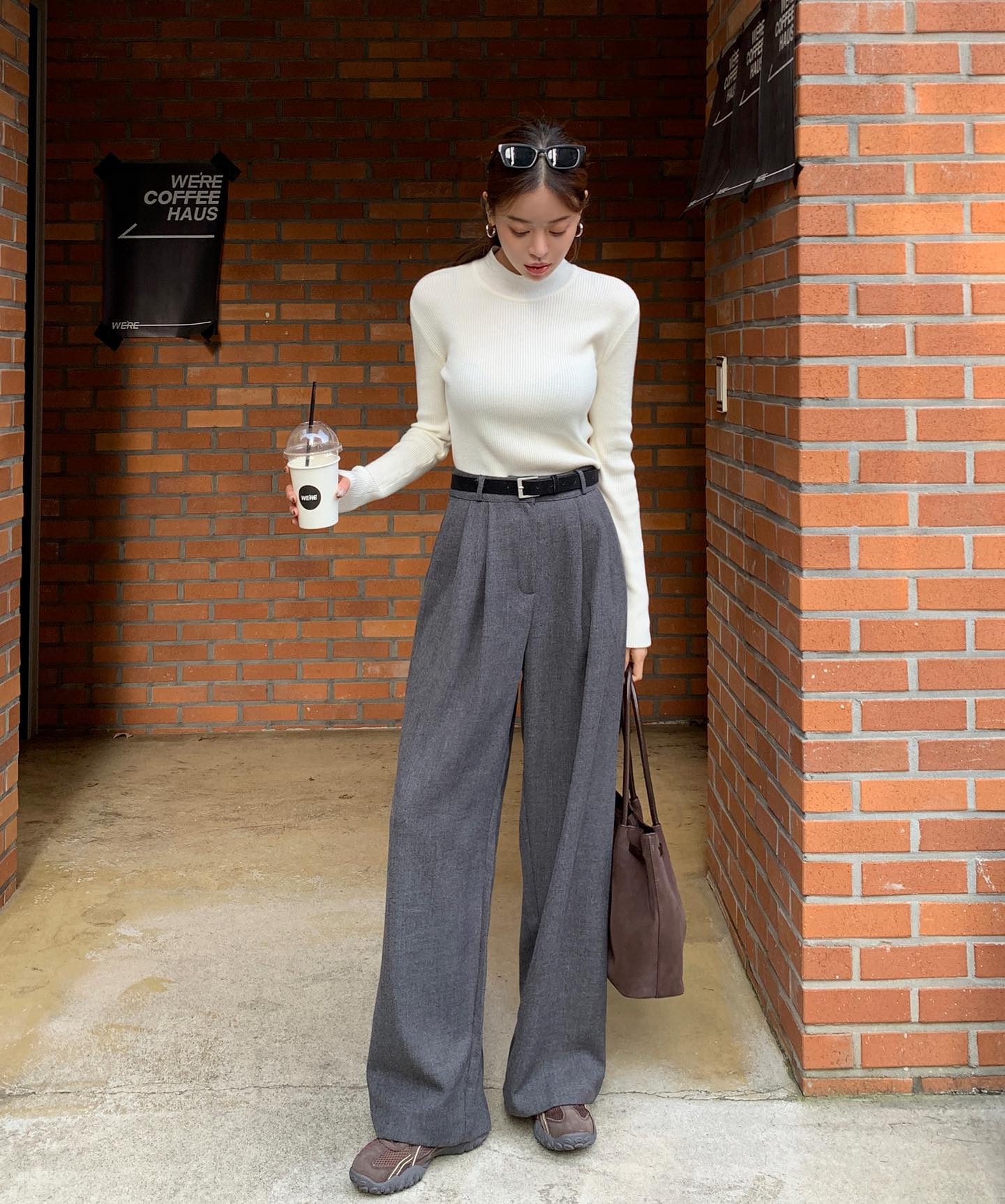 Áo len và quần ống rộng: Combo đơn giản nhất nhưng độ sành điệu là số 1 mùa đông này- Ảnh 9.