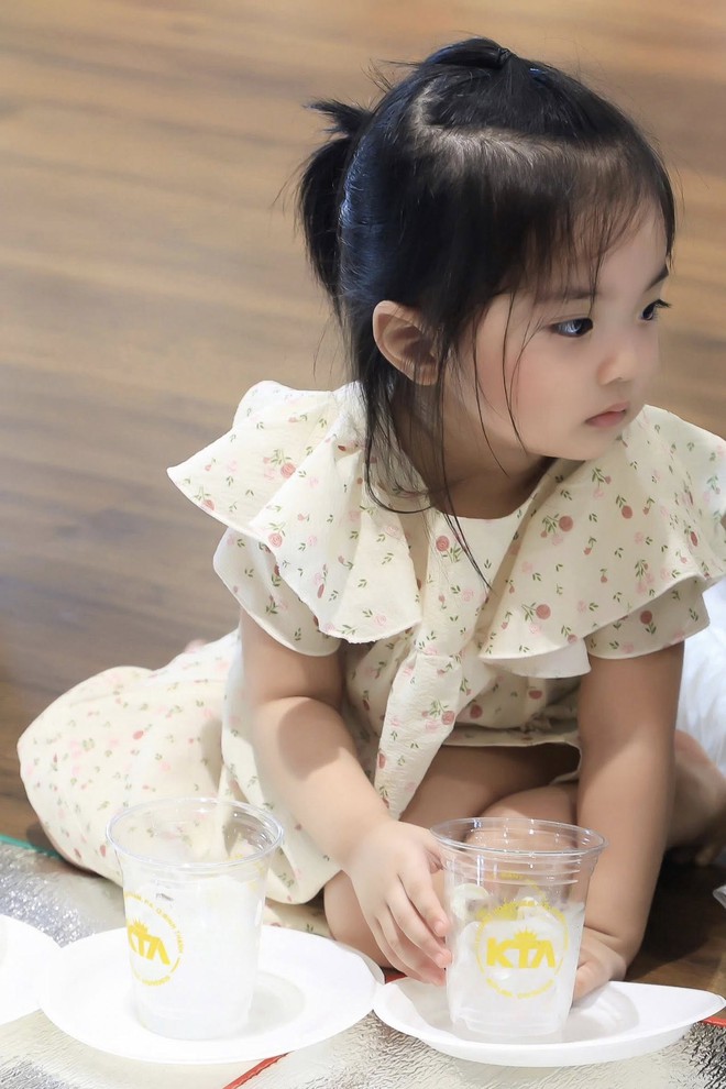 Ngắm Lisa nhà Khánh Thi - Phan Hiển cả ngày không chán, visual xinh yêu như búp bê, ai cũng muốn cưng chiều- Ảnh 2. Ngắm Lisa nhà Khánh Thi - Phan Hiển cả ngày không chán, visual xinh yêu như búp bê, ai cũng muốn cưng chiều- Ảnh 2.