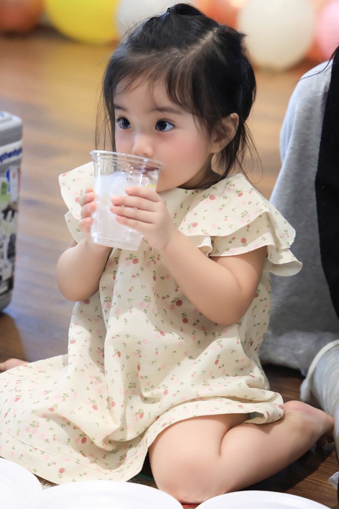 Ngắm Lisa nhà Khánh Thi - Phan Hiển cả ngày không chán, visual xinh yêu như búp bê, ai cũng muốn cưng chiều- Ảnh 3. Ngắm Lisa nhà Khánh Thi - Phan Hiển cả ngày không chán, visual xinh yêu như búp bê, ai cũng muốn cưng chiều- Ảnh 3.