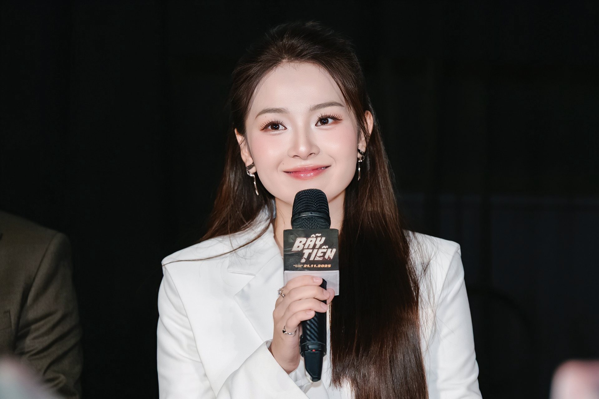 Việt Nam có 1 mỹ nhân giống hàng loạt minh tinh châu Á: Đẹp tựa Baifern Pimchanok, sang như Kim Ji Won, hao hao Triệu Lệ Dĩnh- Ảnh 7. Việt Nam có 1 mỹ nhân giống hàng loạt minh tinh châu Á: Đẹp tựa Baifern Pimchanok, sang như Kim Ji Won, hao hao Triệu Lệ Dĩnh- Ảnh 7.