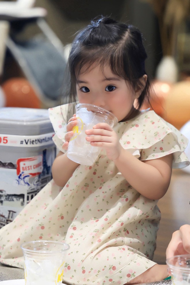 Ngắm Lisa nhà Khánh Thi - Phan Hiển cả ngày không chán, visual xinh yêu như búp bê, ai cũng muốn cưng chiều- Ảnh 4. Ngắm Lisa nhà Khánh Thi - Phan Hiển cả ngày không chán, visual xinh yêu như búp bê, ai cũng muốn cưng chiều- Ảnh 4.