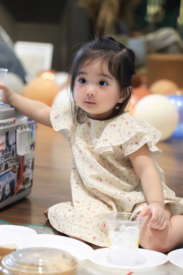 Ngắm Lisa nhà Khánh Thi - Phan Hiển cả ngày không chán, visual xinh yêu như búp bê, ai cũng muốn cưng chiều- Ảnh 1. Ngắm Lisa nhà Khánh Thi - Phan Hiển cả ngày không chán, visual xinh yêu như búp bê, ai cũng muốn cưng chiều- Ảnh 1.