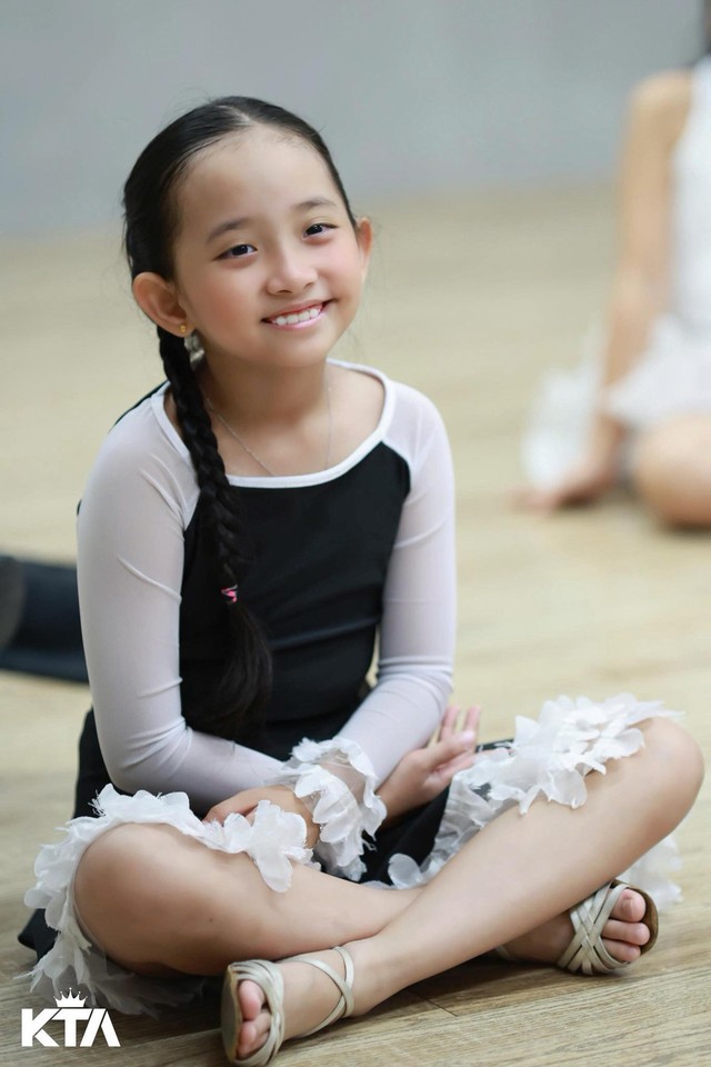 Ngắm Lisa nhà Khánh Thi - Phan Hiển cả ngày không chán, visual xinh yêu như búp bê, ai cũng muốn cưng chiều- Ảnh 6. Ngắm Lisa nhà Khánh Thi - Phan Hiển cả ngày không chán, visual xinh yêu như búp bê, ai cũng muốn cưng chiều- Ảnh 6.