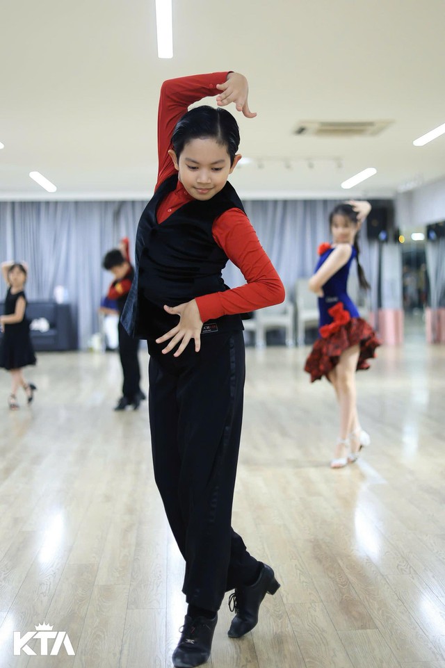 Ngắm Lisa nhà Khánh Thi - Phan Hiển cả ngày không chán, visual xinh yêu như búp bê, ai cũng muốn cưng chiều- Ảnh 5. Ngắm Lisa nhà Khánh Thi - Phan Hiển cả ngày không chán, visual xinh yêu như búp bê, ai cũng muốn cưng chiều- Ảnh 5.