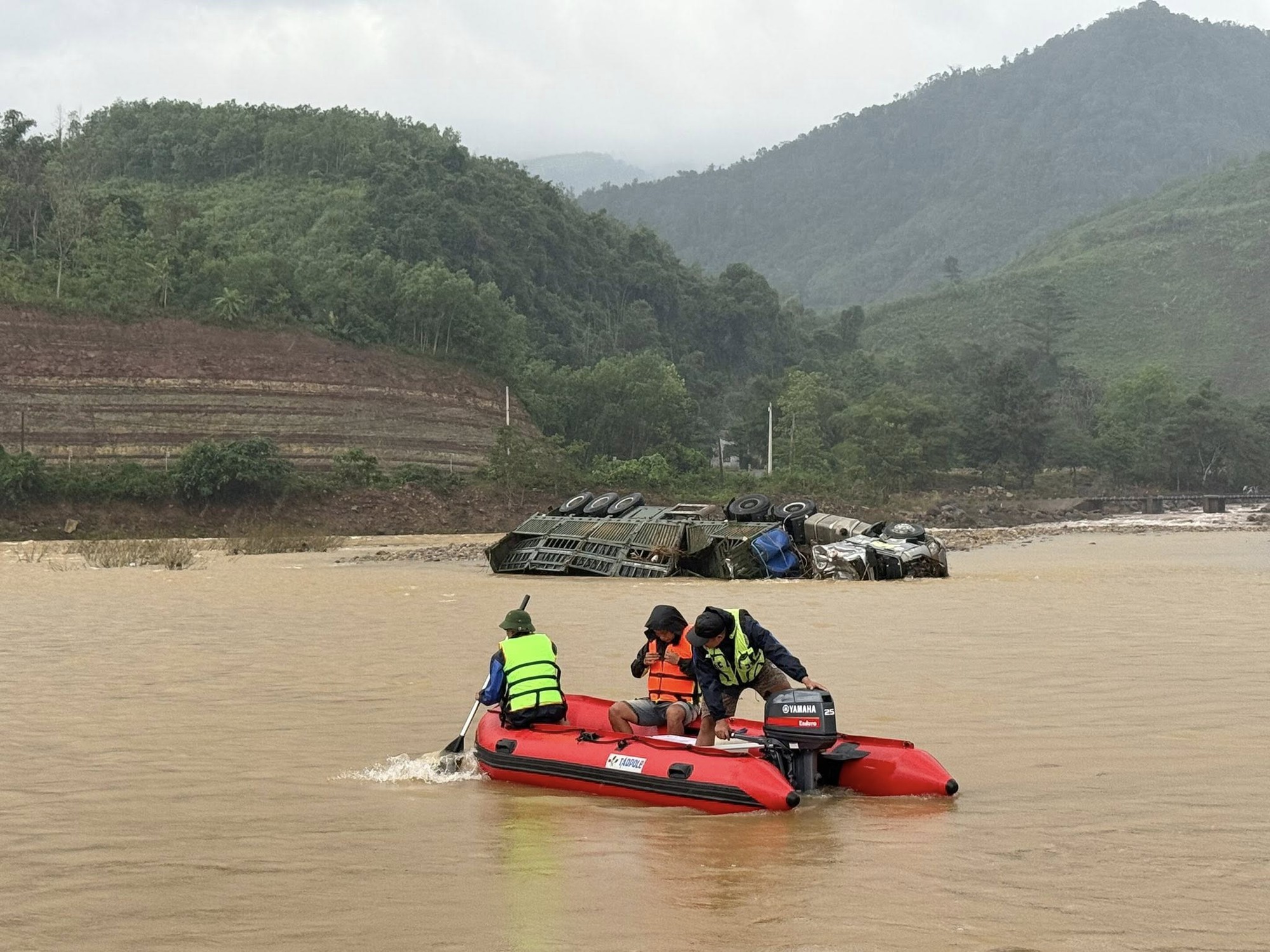 Tiếng khóc xé lòng của vợ tài xế bị lũ cuốn khiến ai nghe cũng nghẹn lại: "Anh ơi… về với mẹ con em"- Ảnh 2. Tiếng khóc xé lòng của vợ tài xế bị lũ cuốn khiến ai nghe cũng nghẹn lại: "Anh ơi… về với mẹ con em"- Ảnh 2.