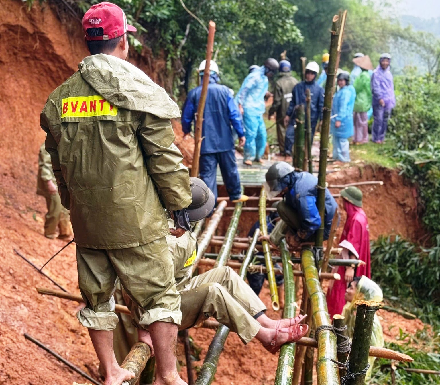 Quảng Ngãi mưa trắng trời, lũ các sông lên nhanh- Ảnh 2.