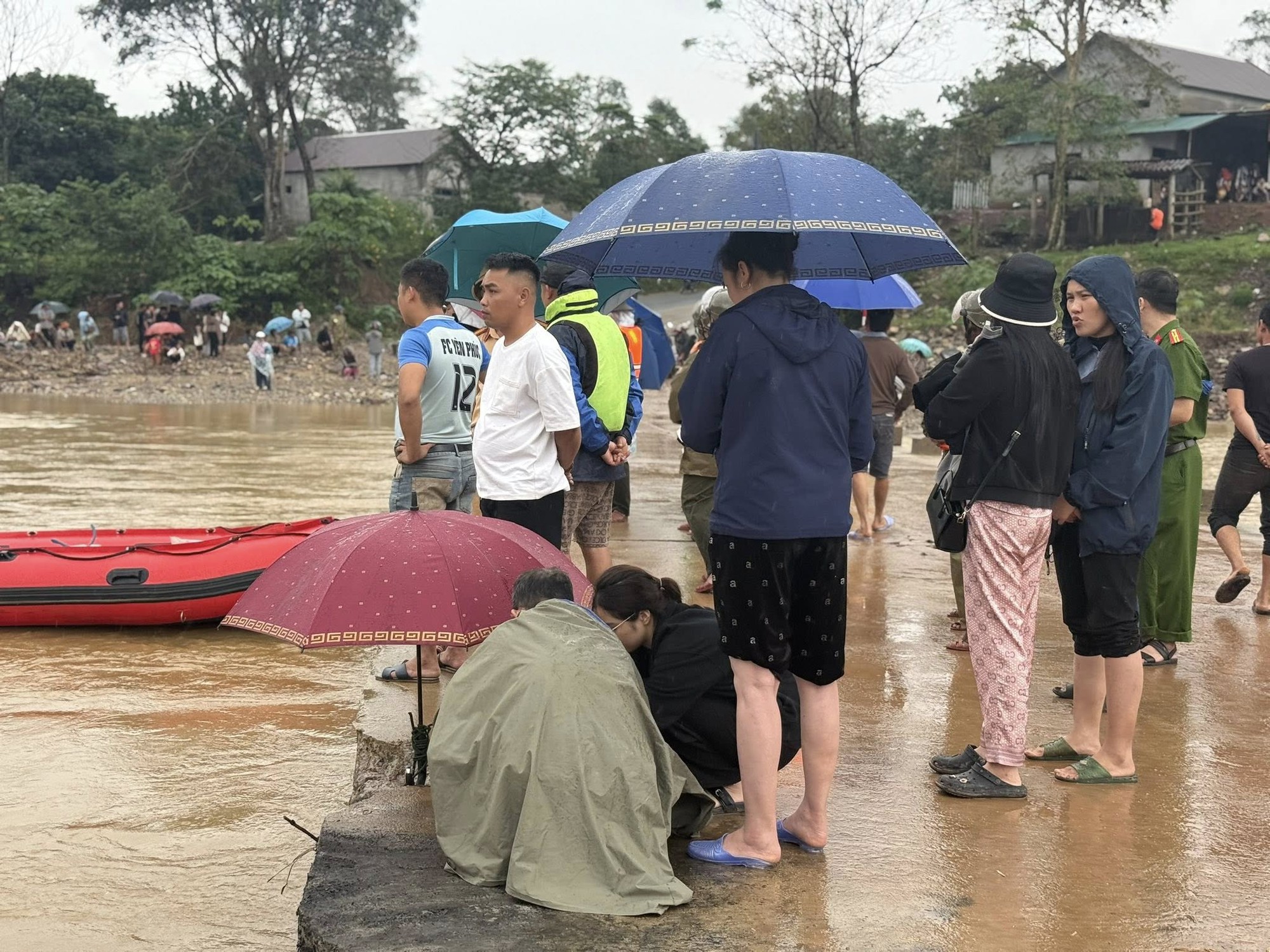 Tiếng khóc xé lòng của vợ tài xế bị lũ cuốn khiến ai nghe cũng nghẹn lại: "Anh ơi… về với mẹ con em"- Ảnh 1. Tiếng khóc xé lòng của vợ tài xế bị lũ cuốn khiến ai nghe cũng nghẹn lại: "Anh ơi… về với mẹ con em"- Ảnh 1.