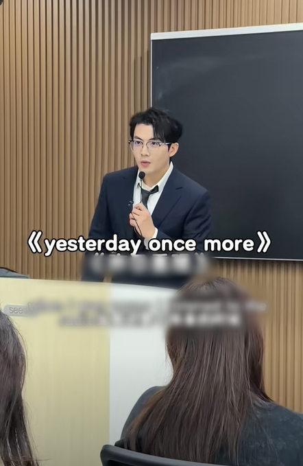 Giảng viên Học viện Kinh tế đối ngoại đẹp tựa nam thần, hát hay như ca sĩ, xem 100 lần vẫn chưa thấy đủ- Ảnh 2. Giảng viên Học viện Kinh tế đối ngoại đẹp tựa nam thần, hát hay như ca sĩ, xem 100 lần vẫn chưa thấy đủ- Ảnh 2.