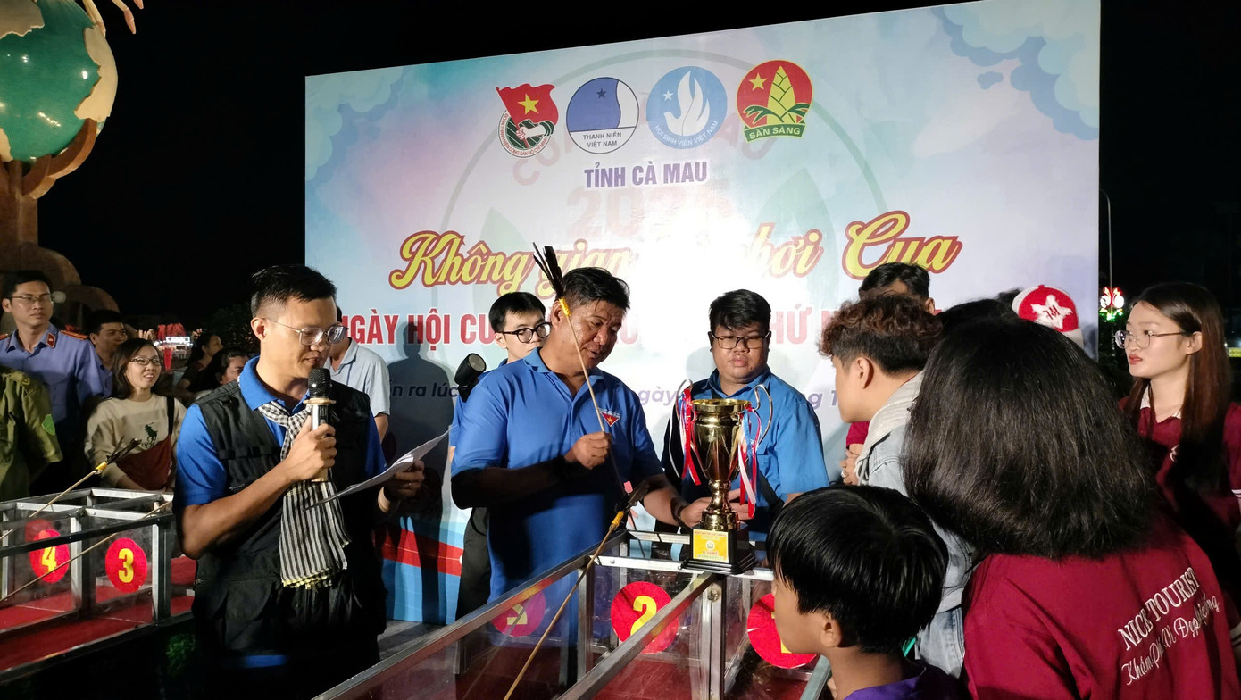 Độc lạ Cà Mau: Chen chân xem 'đua cua'- Ảnh 4.