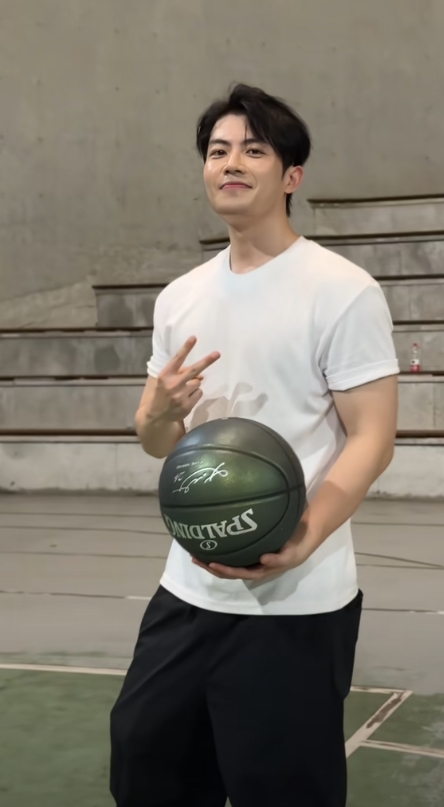 Giảng viên Học viện Kinh tế đối ngoại đẹp tựa nam thần, hát hay như ca sĩ, xem 100 lần vẫn chưa thấy đủ- Ảnh 14. Giảng viên Học viện Kinh tế đối ngoại đẹp tựa nam thần, hát hay như ca sĩ, xem 100 lần vẫn chưa thấy đủ- Ảnh 14.