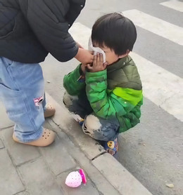 Bé gái Trung Quốc mang dép lê giữa trời lạnh 10 độ C, lom khom nhặt đồ ăn rơi giữa đường khiến dư luận xót xa- Ảnh 1.