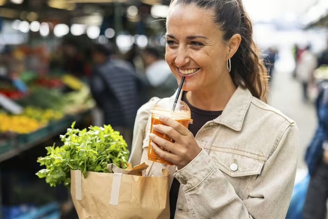 Bác sĩ chia sẻ một loại nước trái cây 3 thành phần có thể giúp làn da "sáng từ gốc" trong suốt mùa đông- Ảnh 1.