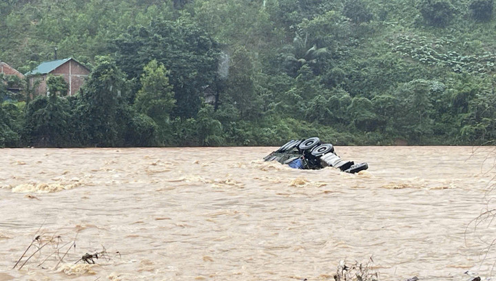 100 người tìm kiếm tài xế xe đầu kéo vượt rào chắn bị lũ cuốn mất tích- Ảnh 2.