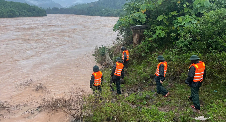 100 người tìm kiếm tài xế xe đầu kéo vượt rào chắn bị lũ cuốn mất tích- Ảnh 1.