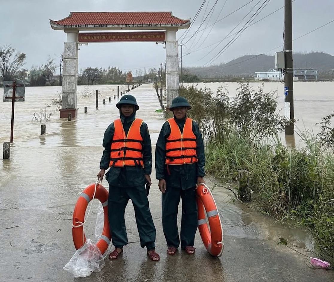Mưa lũ chia cắt nhiều khu vực ở Gia Lai, hàng trăm hộ dân bị cô lập- Ảnh 2. Mưa lũ chia cắt nhiều khu vực ở Gia Lai, hàng trăm hộ dân bị cô lập- Ảnh 2.