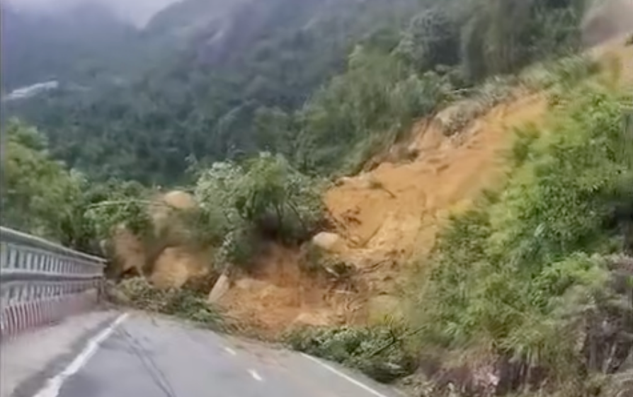 Lâm Đồng: Đang tiếp cận giải cứu 2 tài xế mắc kẹt trên đèo Khánh Lê- Ảnh 1. Lâm Đồng: Đang tiếp cận giải cứu 2 tài xế mắc kẹt trên đèo Khánh Lê- Ảnh 1.