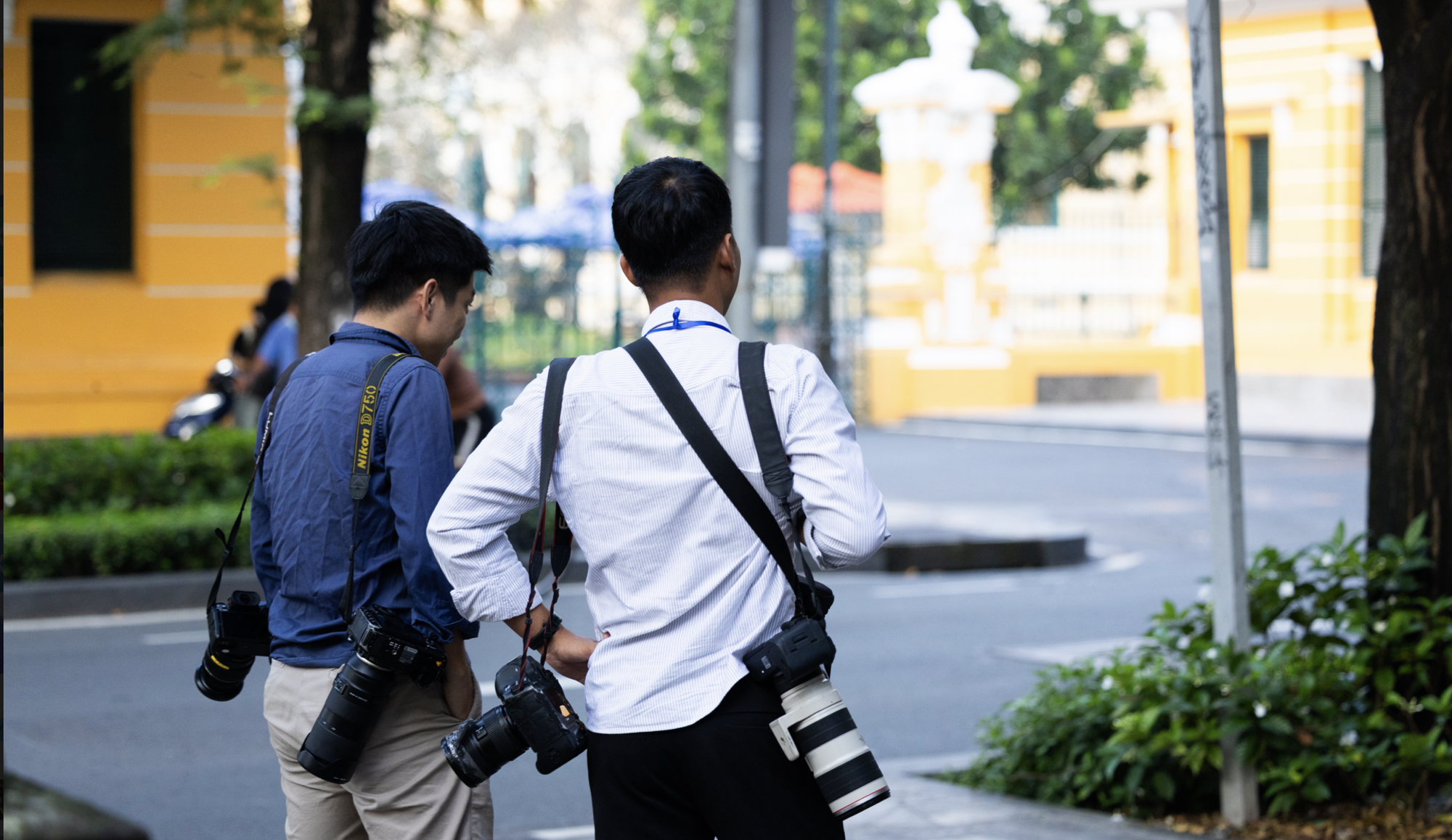 Xét xử vụ kẹo Kera: Rất đông người thân của các bị cáo có mặt, mẹ Hoa hậu Thùy Tiên ngồi lặng trong phòng xét xử- Ảnh 15.