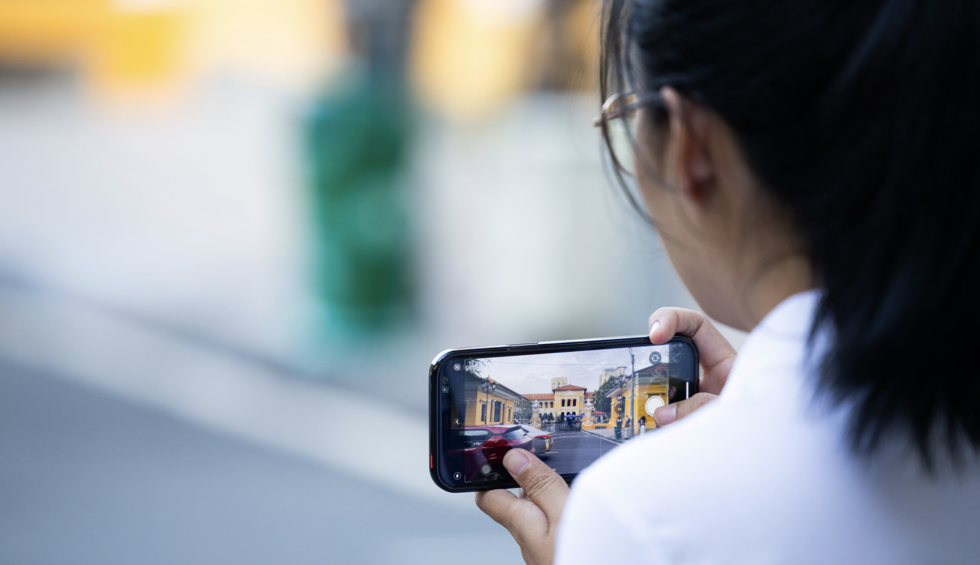 Xét xử vụ kẹo Kera: Rất đông người thân của các bị cáo có mặt, mẹ Hoa hậu Thùy Tiên ngồi lặng trong phòng xét xử- Ảnh 16.