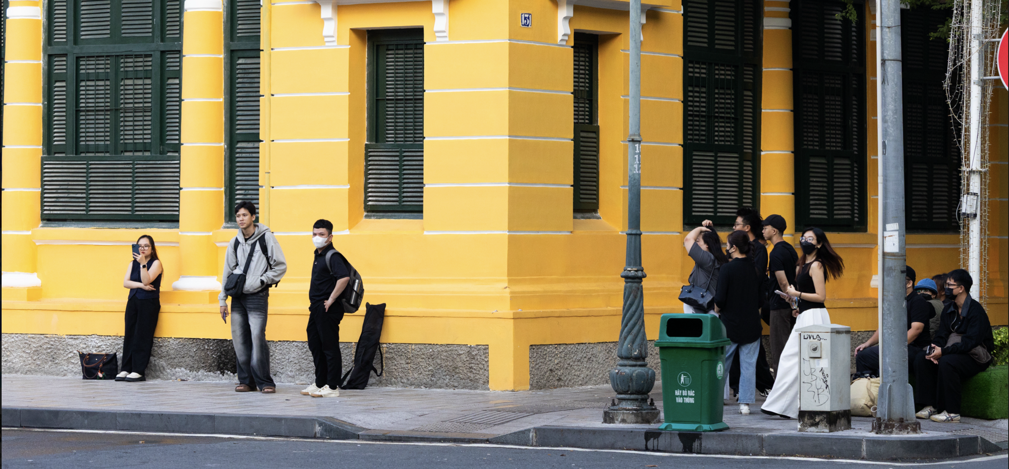 Xét xử vụ kẹo Kera: Rất đông người thân của các bị cáo có mặt, mẹ Hoa hậu Thùy Tiên ngồi lặng trong phòng xét xử- Ảnh 17.