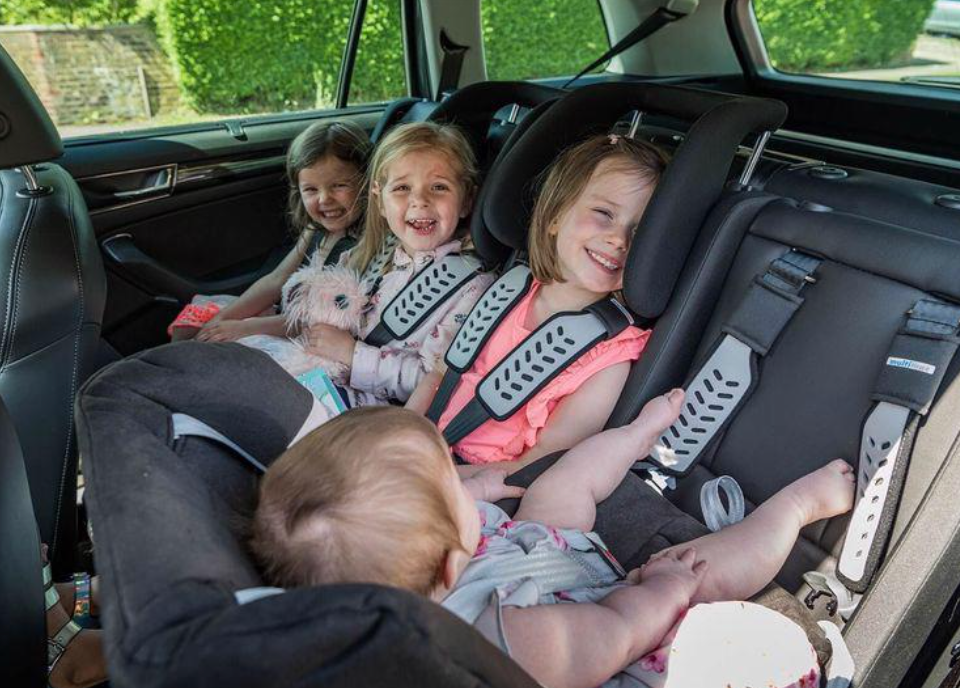 Cục CSGT: Người dân có thể sử dụng đai trẻ em, ghế trẻ em hoặc đệm trẻ em trên ô tô- Ảnh 2.