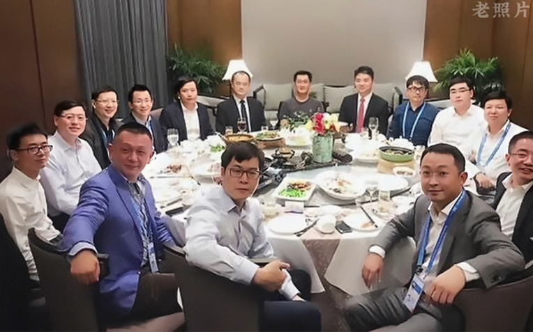 Đi họp lớp, lớp trưởng sốc khi bạn cũ bỏ về vì bao thuốc lá hơn 900 tỷ đồng- Ảnh 1.