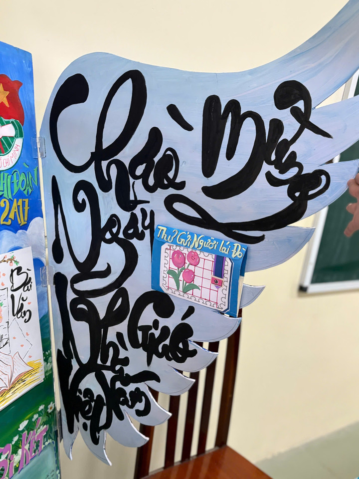 Loạt báo tường gây sốt dịp 20/11, học sinh khoe tài cực chất- Ảnh 10.