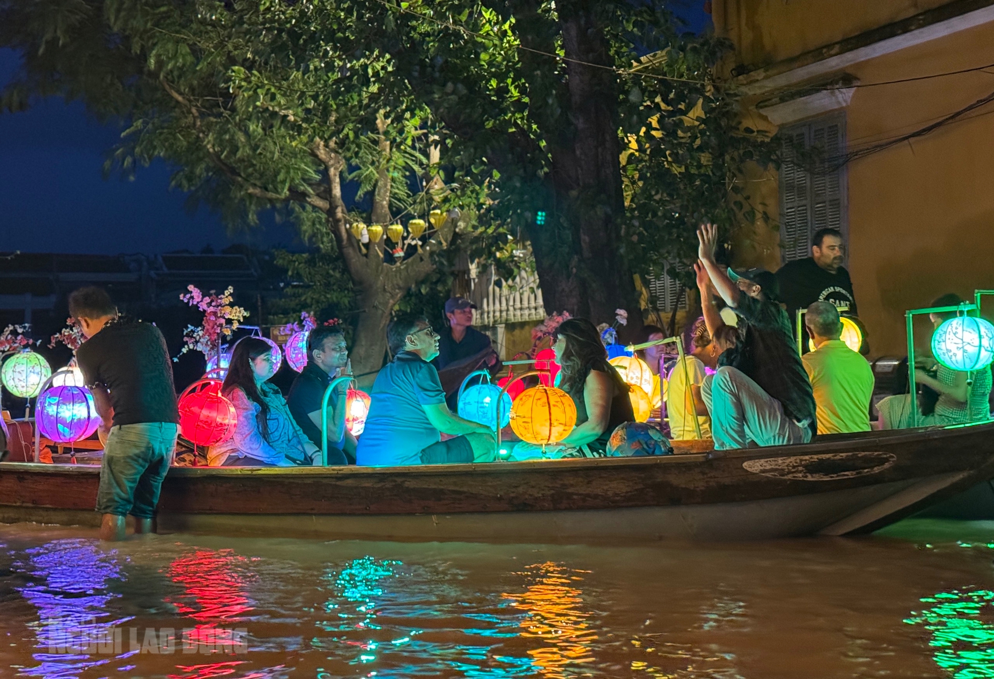 Hình ảnh khách Tây đua nhau đi thuyền "ngắm nước lụt" ở phố cổ Hội An- Ảnh 2. Hình ảnh khách Tây đua nhau đi thuyền "ngắm nước lụt" ở phố cổ Hội An- Ảnh 2.