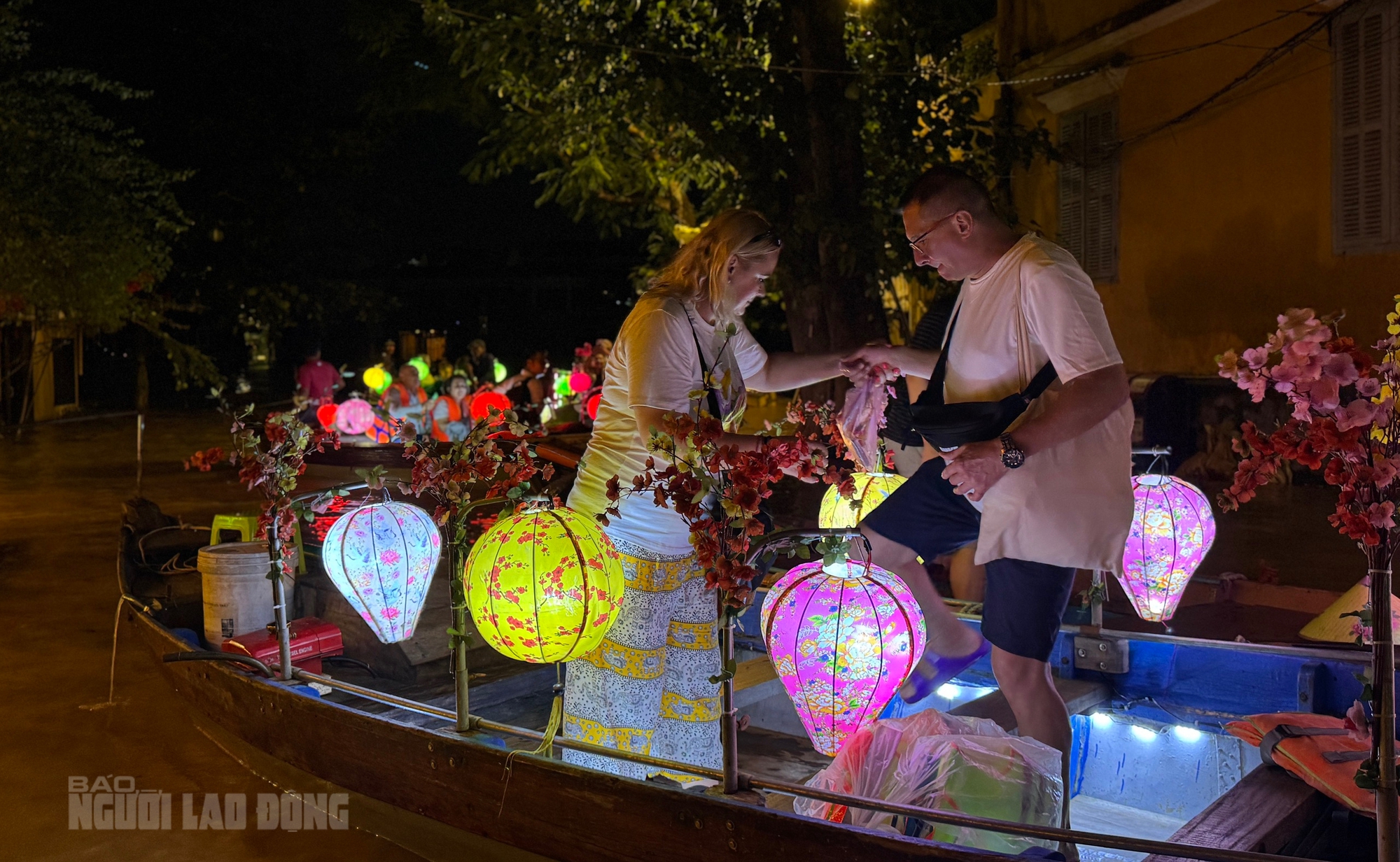 Hình ảnh khách Tây đua nhau đi thuyền "ngắm nước lụt" ở phố cổ Hội An- Ảnh 4. Hình ảnh khách Tây đua nhau đi thuyền "ngắm nước lụt" ở phố cổ Hội An- Ảnh 4.