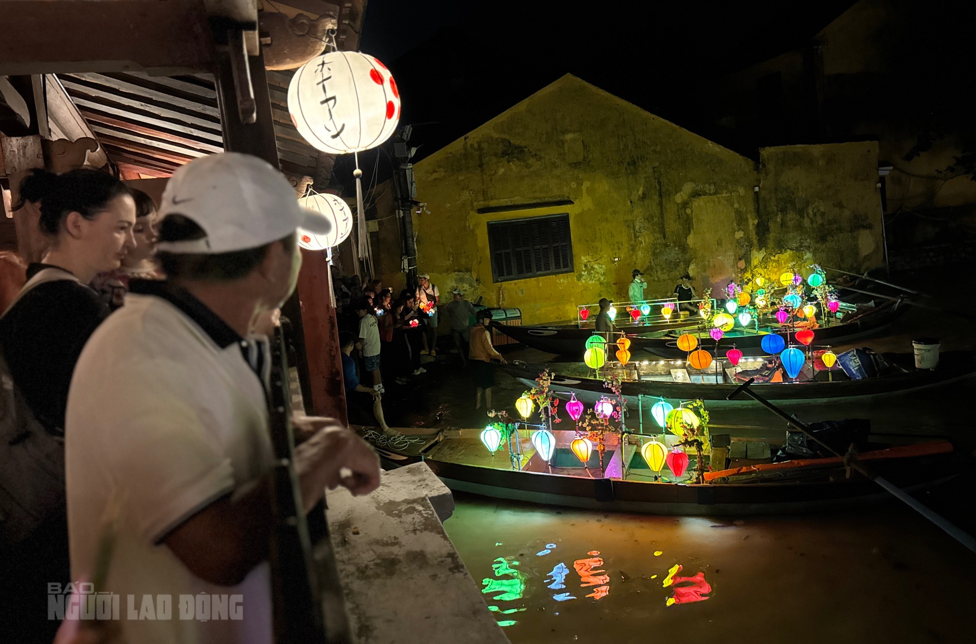 Hình ảnh khách Tây đua nhau đi thuyền "ngắm nước lụt" ở phố cổ Hội An- Ảnh 5. Hình ảnh khách Tây đua nhau đi thuyền "ngắm nước lụt" ở phố cổ Hội An- Ảnh 5.