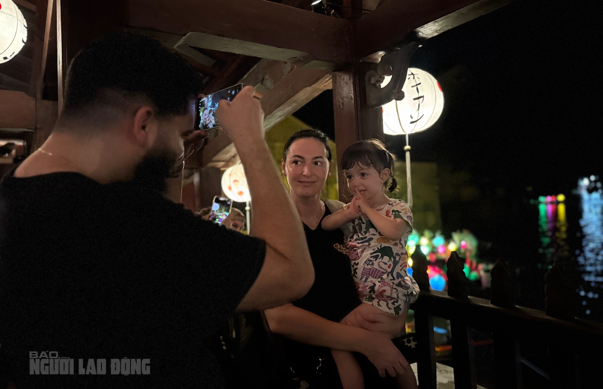 Hình ảnh khách Tây đua nhau đi thuyền "ngắm nước lụt" ở phố cổ Hội An- Ảnh 10. Hình ảnh khách Tây đua nhau đi thuyền "ngắm nước lụt" ở phố cổ Hội An- Ảnh 10.