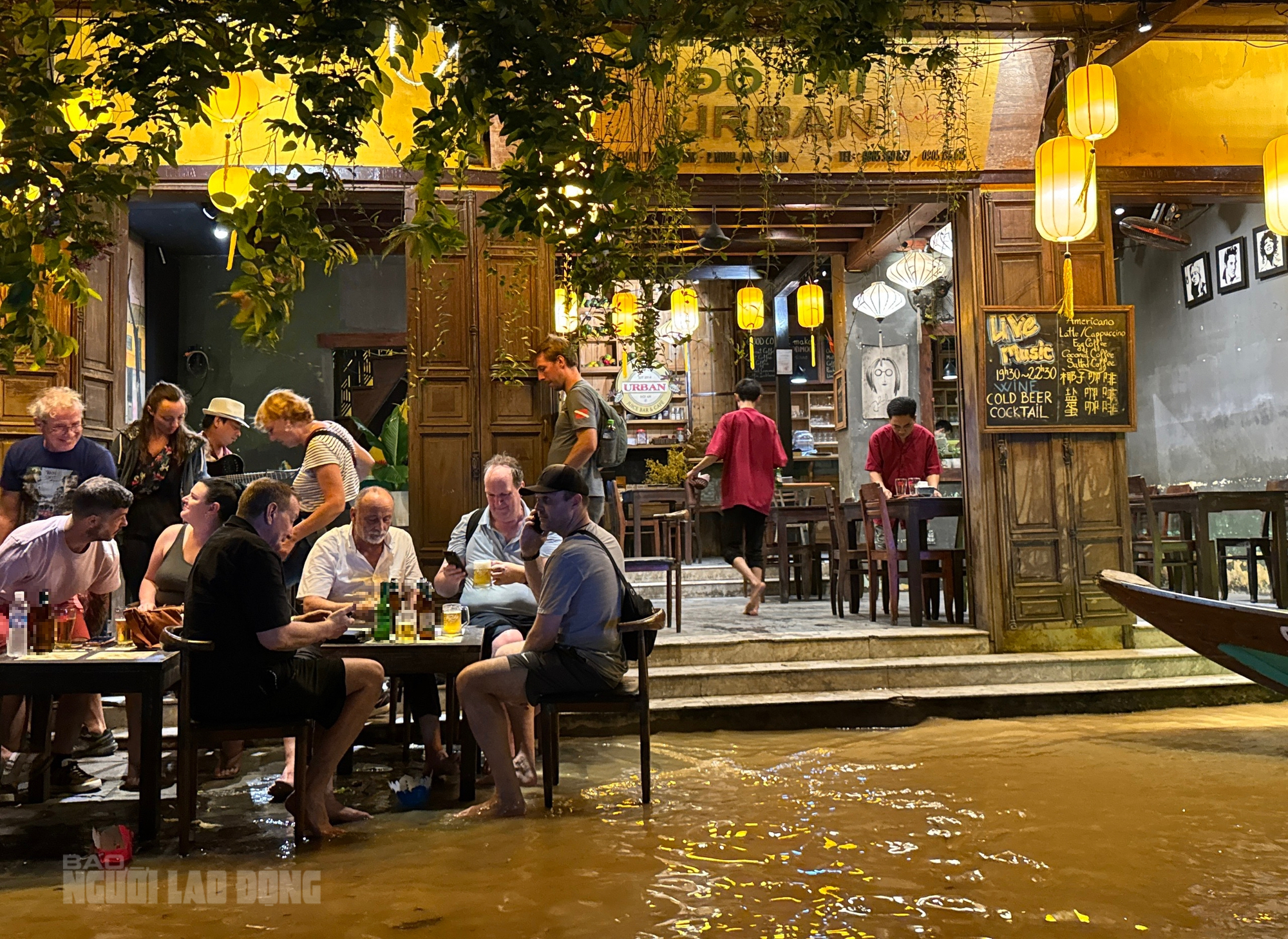 Hình ảnh khách Tây đua nhau đi thuyền "ngắm nước lụt" ở phố cổ Hội An- Ảnh 11. Hình ảnh khách Tây đua nhau đi thuyền "ngắm nước lụt" ở phố cổ Hội An- Ảnh 11.