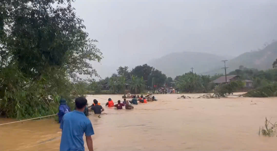 CLIP: Căng dây thừng qua sông sơ tán hàng trăm người dân khỏi vùng nguy hiểm- Ảnh 1. CLIP: Căng dây thừng qua sông sơ tán hàng trăm người dân khỏi vùng nguy hiểm- Ảnh 1.