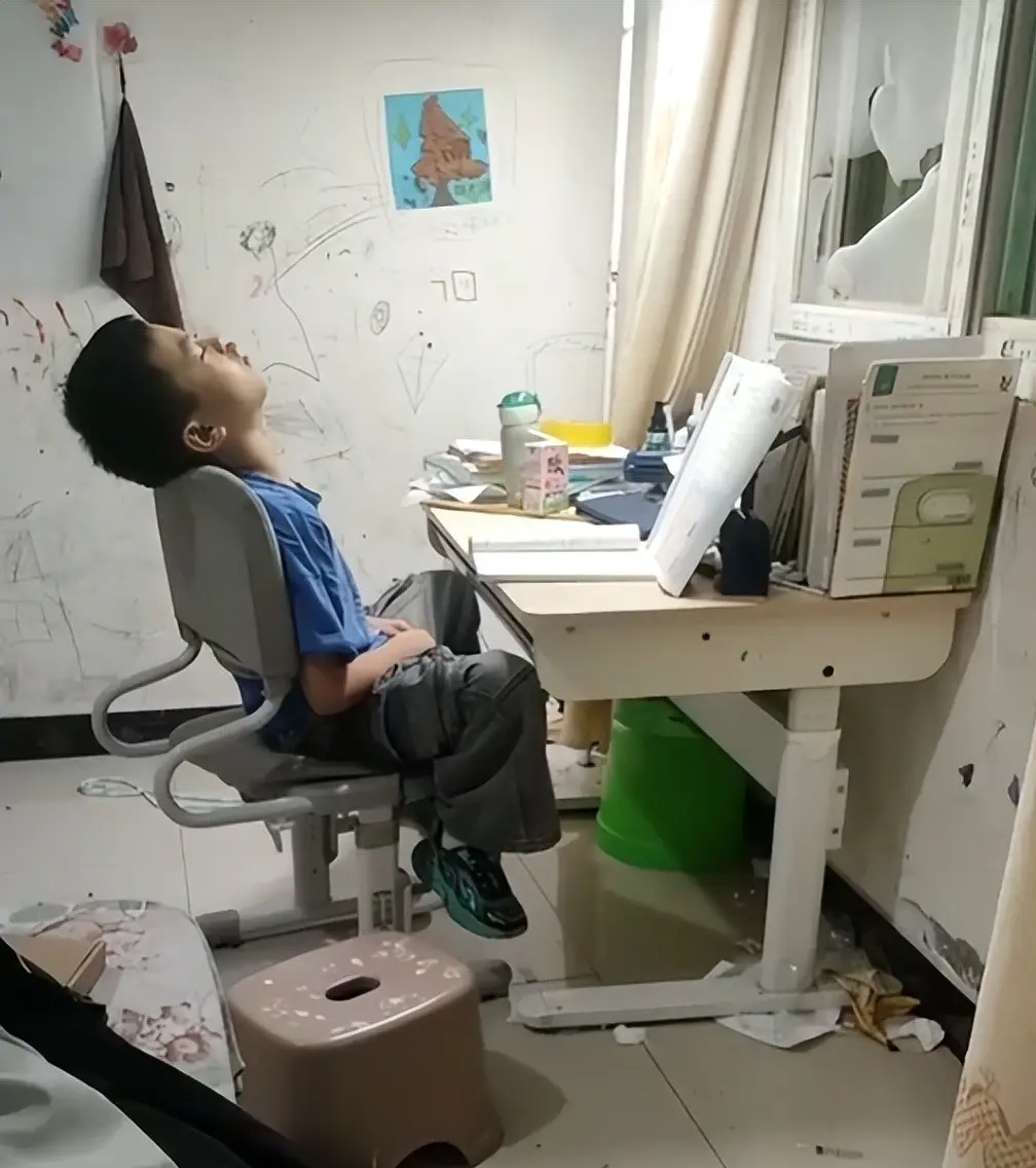 Đăng ảnh khoe con chăm học, mẹ sốc nặng khi bị cư dân mạng phán: "Sau này chỉ làm công nhân!"- Ảnh 1.