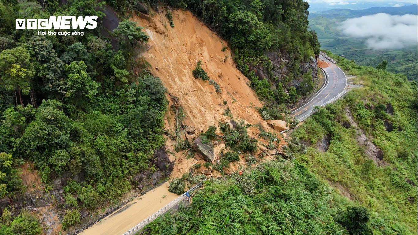 Nổ nìn phá điểm sạt lở mới gần nơi xe khách bị đè bẹp trên đèo Khánh Lê- Ảnh 1.