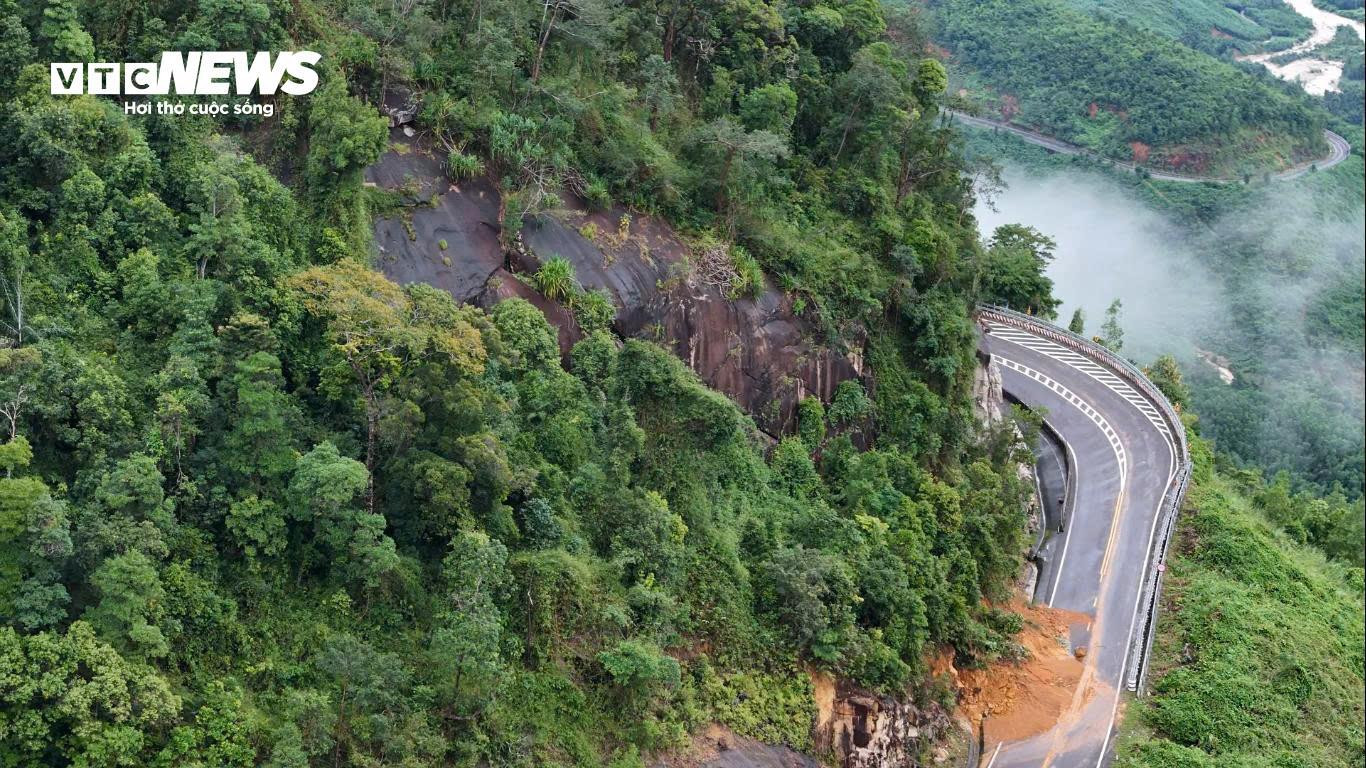 Nổ nìn phá điểm sạt lở mới gần nơi xe khách bị đè bẹp trên đèo Khánh Lê- Ảnh 2.