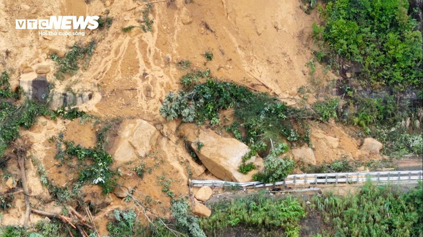 Nổ nìn phá điểm sạt lở mới gần nơi xe khách bị đè bẹp trên đèo Khánh Lê- Ảnh 3.