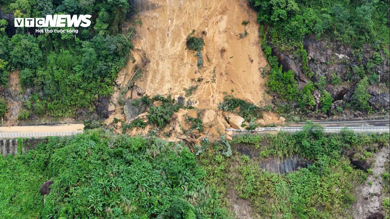 Nổ nìn phá điểm sạt lở mới gần nơi xe khách bị đè bẹp trên đèo Khánh Lê- Ảnh 4.