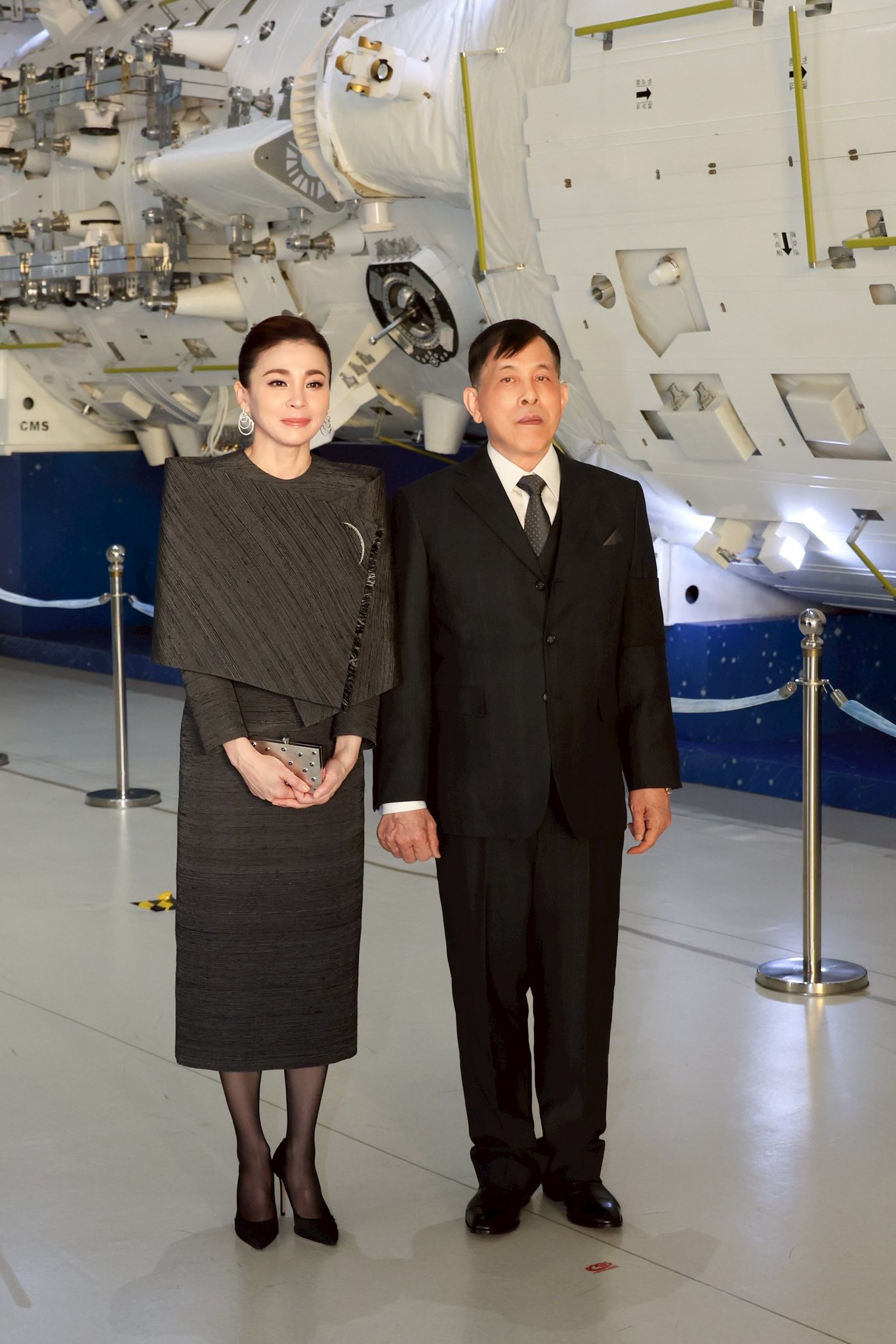 Hoàng hậu Thái Lan từng là tiếp viên hàng không: U50 đẹp lộng lẫy như minh tinh trong chuyến công du nước ngoài- Ảnh 5.