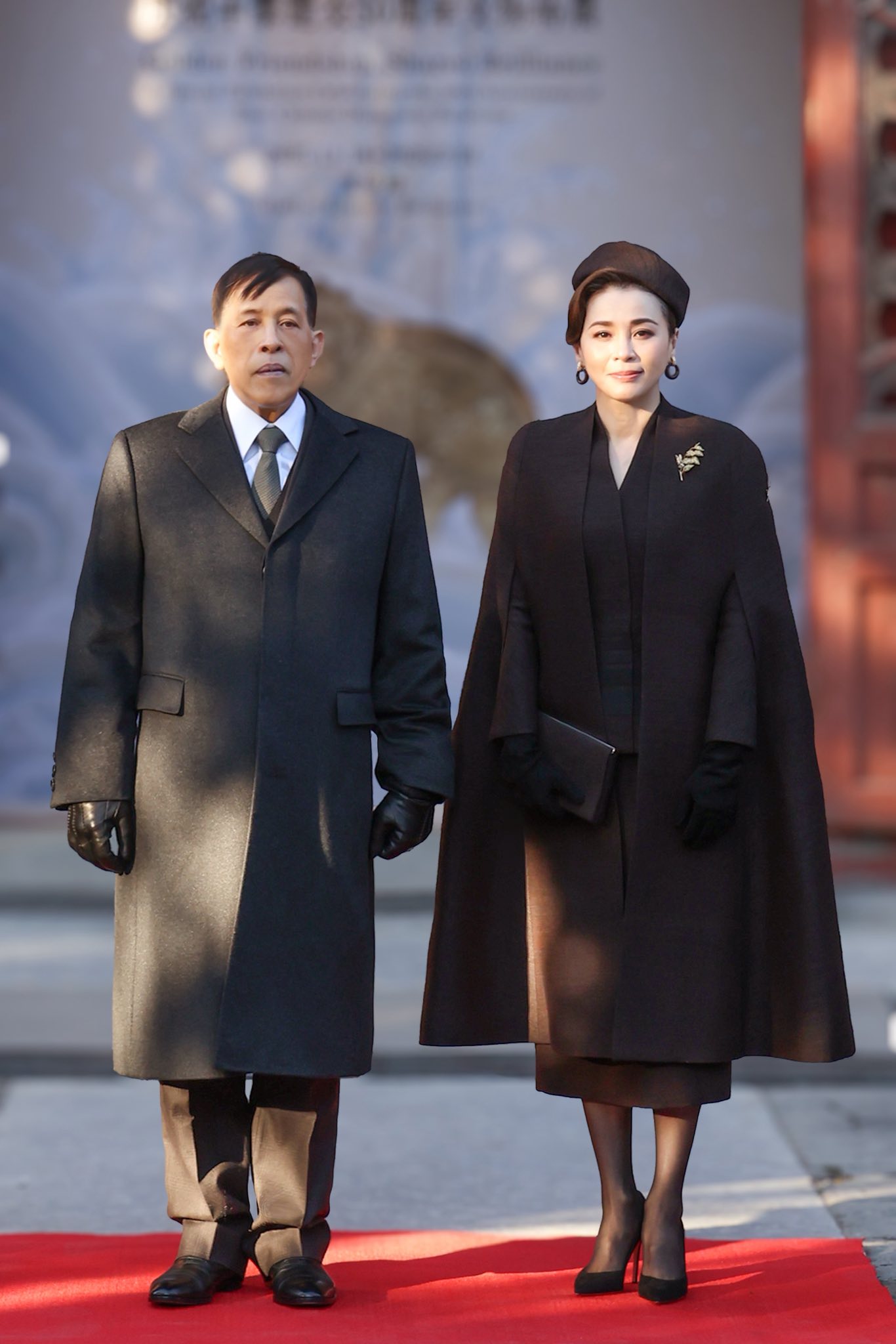 Hoàng hậu Thái Lan từng là tiếp viên hàng không: U50 đẹp lộng lẫy như minh tinh trong chuyến công du nước ngoài- Ảnh 1.