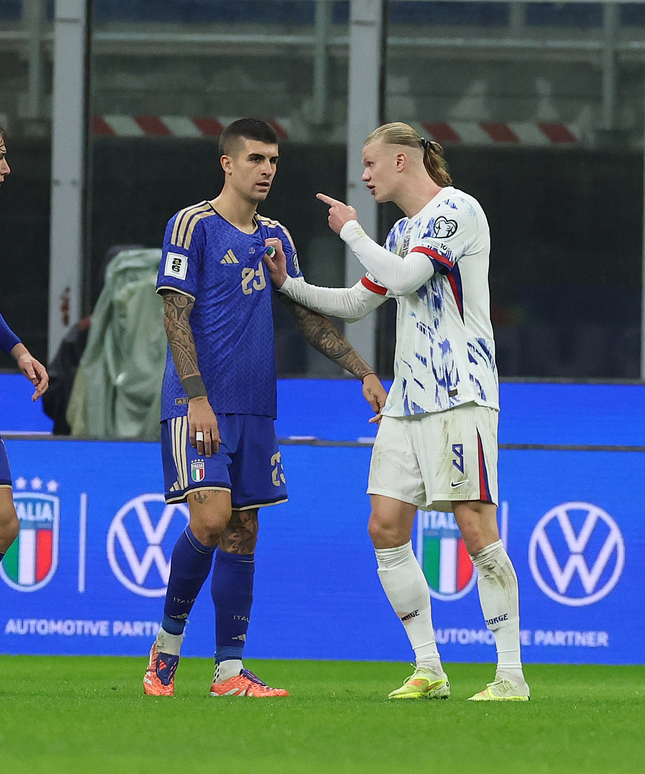 Erling Haaland bị sàm sỡ vòng 3 ngay trên sân- Ảnh 3. Erling Haaland bị sàm sỡ vòng 3 ngay trên sân- Ảnh 3.