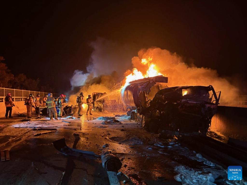 Tai nạn liên hoàn nghiêm trọng tại Hàn Quốc, xe tải 5 tấn bị thiêu rụi trong vài phút- Ảnh 2. Tai nạn liên hoàn nghiêm trọng tại Hàn Quốc, xe tải 5 tấn bị thiêu rụi trong vài phút- Ảnh 2.